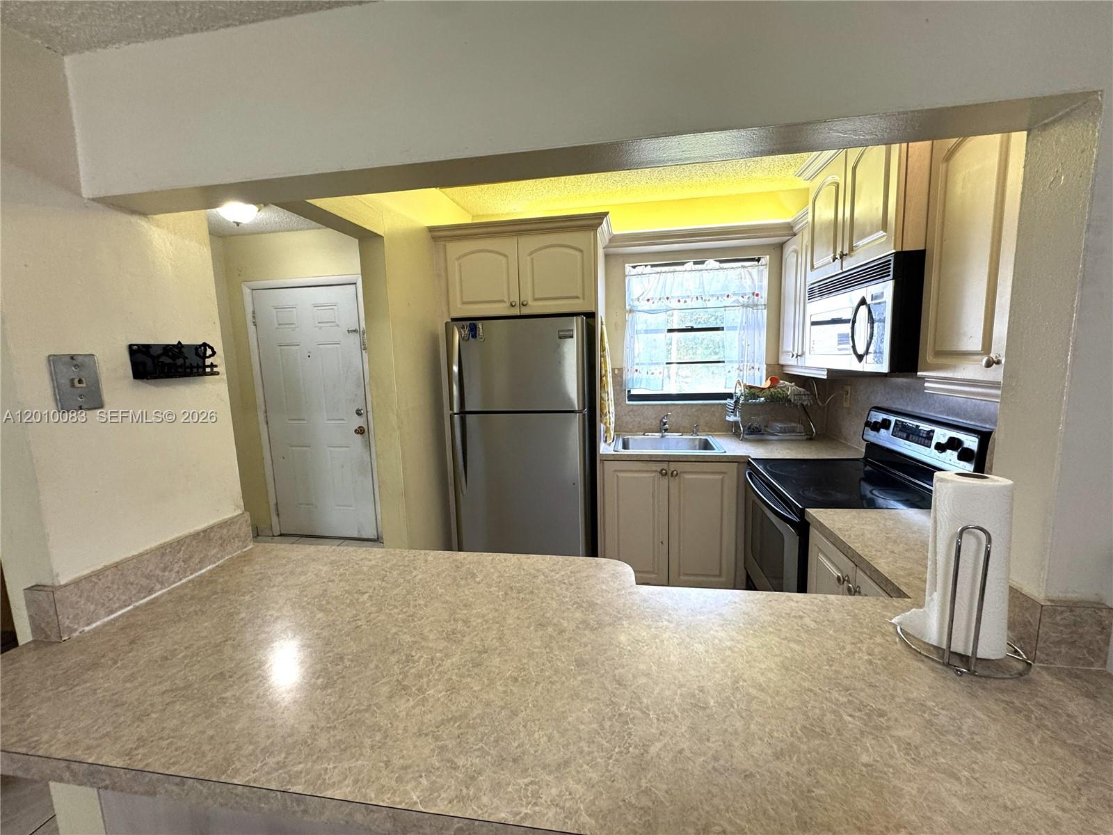 ALHAMBRA CONDO V - Residential