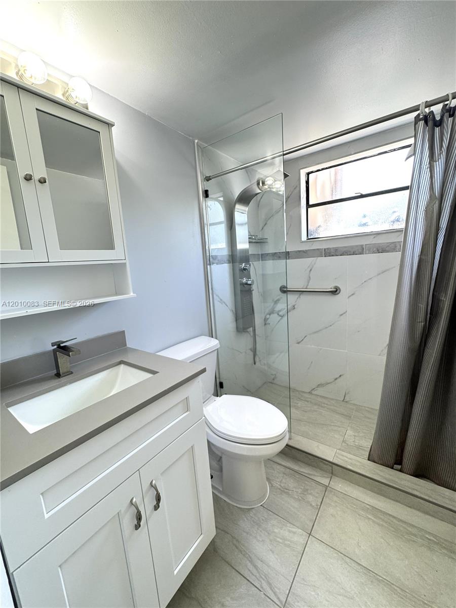 ALHAMBRA CONDO V - Residential