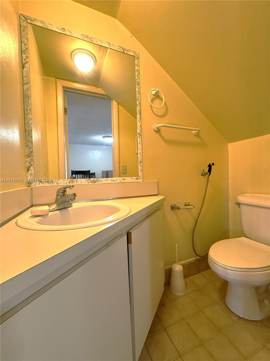 ALHAMBRA CONDO V - Residential