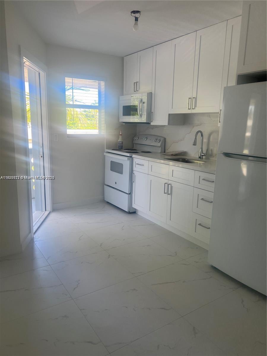 Beautifully Renovated Apartment just 1 mile from the Beach!!! Enjoy coastal living in this fully renovated apartment located just 15 minutes from Aventura Mall. Modern finishes throughout, perfect for comfortable living. Don't miss this opportunity to live near shopping, dining, and the ocean!