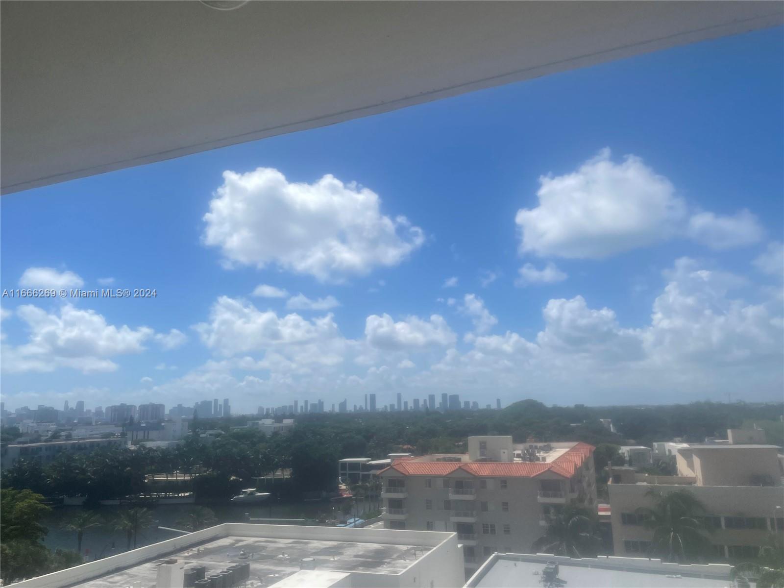 Photo 1 of 2625 Collins Ave 810, Miami Beach, Florida, $2,600, Web #: 11666269