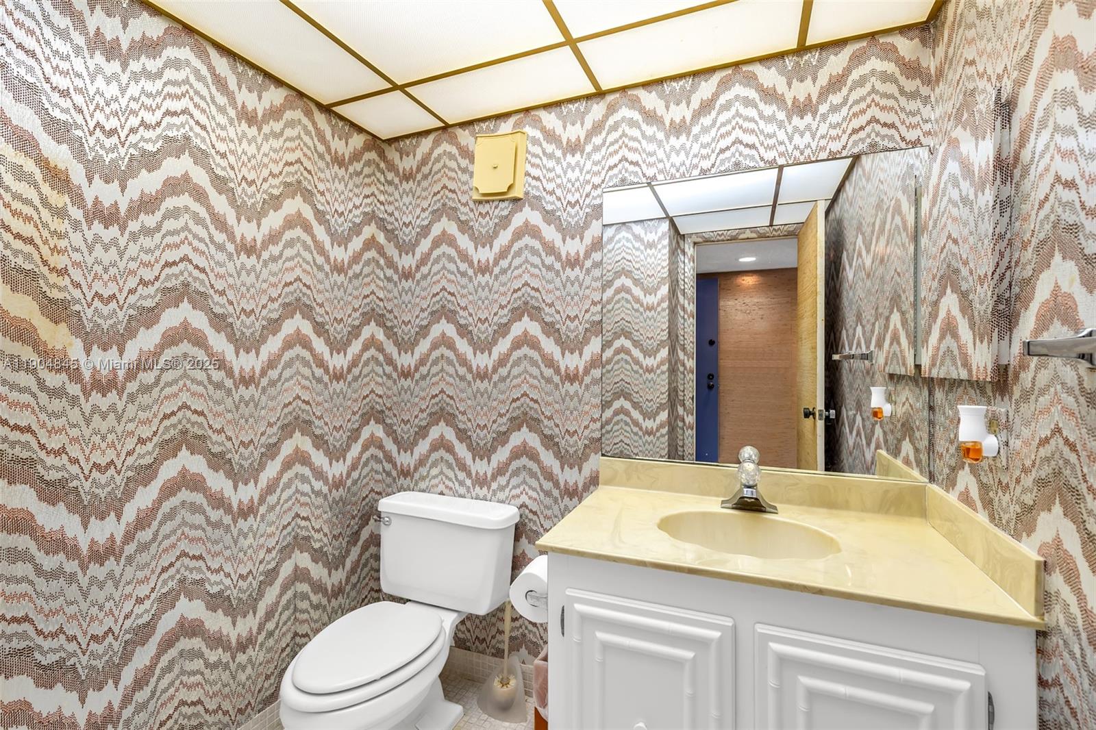 COUNTRY CLUB APTS AT - Residential