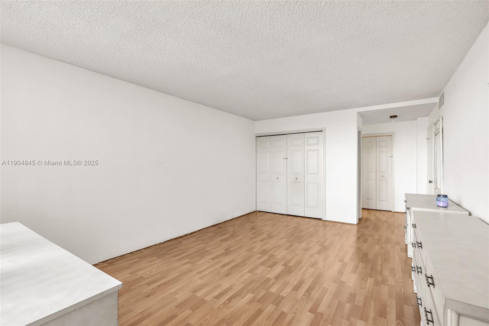 COUNTRY CLUB APTS AT - Residential