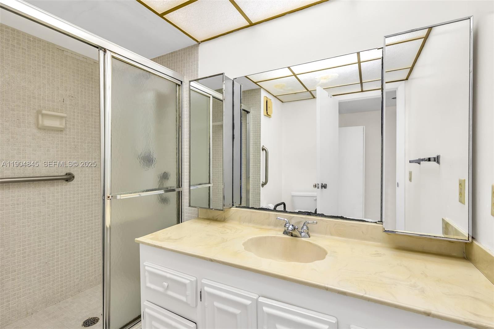 COUNTRY CLUB APTS AT - Residential