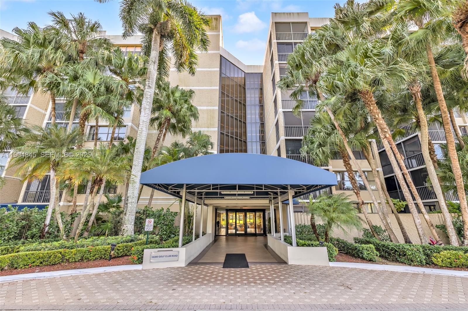 COUNTRY CLUB APTS AT - Residential