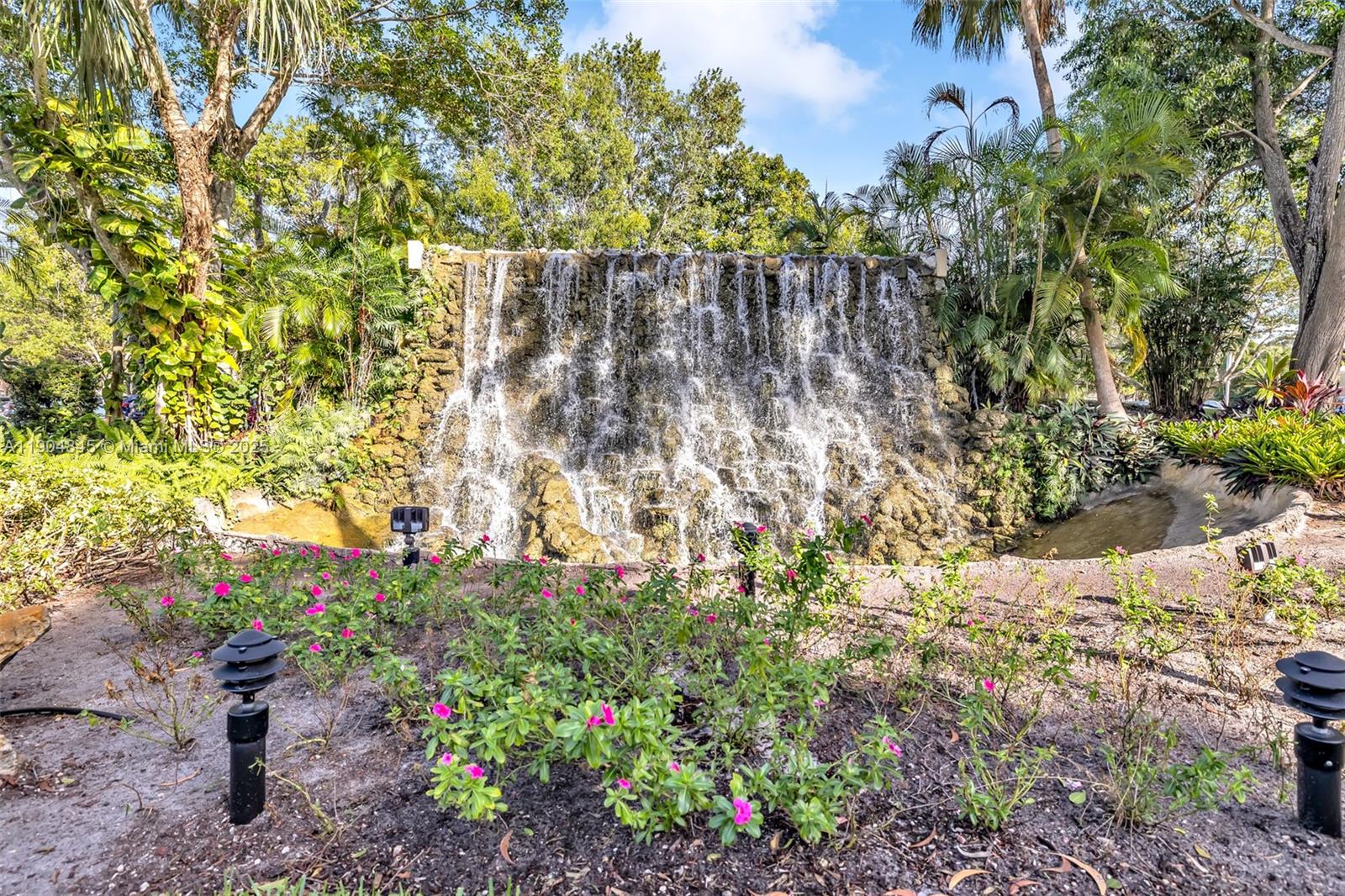 COUNTRY CLUB APTS AT - Residential