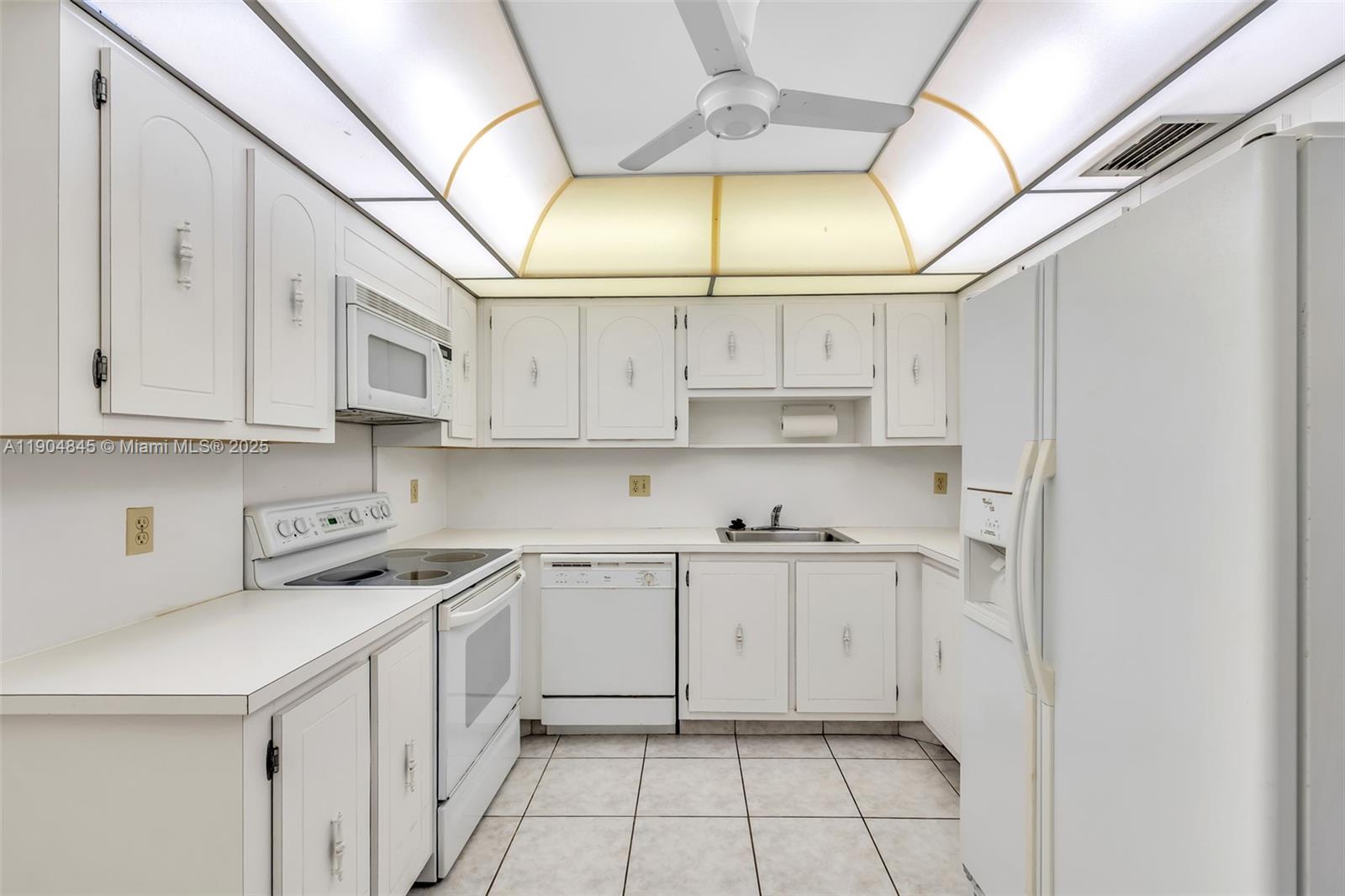 COUNTRY CLUB APTS AT - Residential