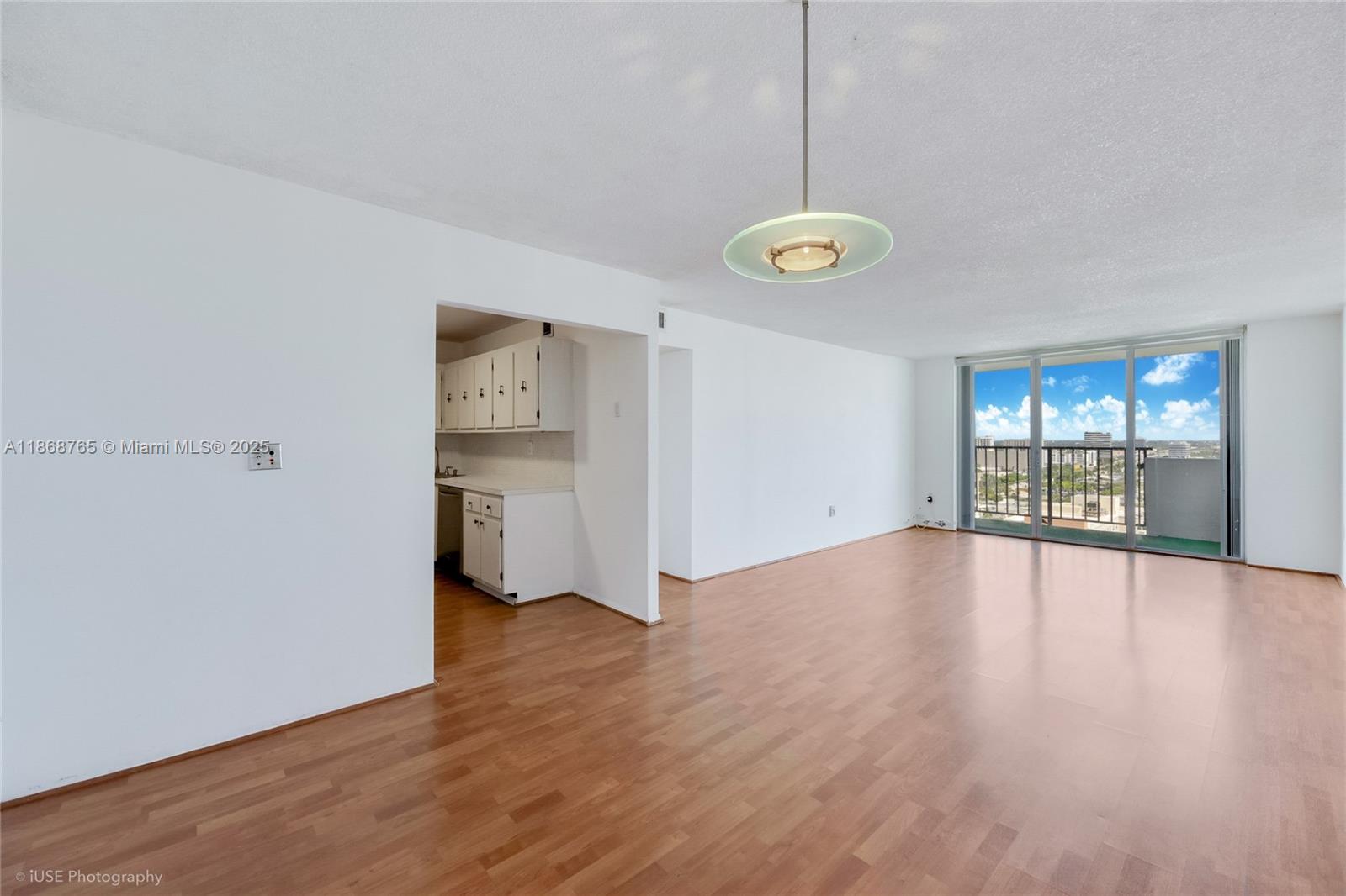 Bright & Spacious 2BR/2BA with Stunning City Views – Prime Aventura Location!
Live above it all on the 19th floor in this well-maintained 2-bedroom, 2-bathroom condo offering beautiful city views and effortless comfort. The building features exceptional amenities, including 24-hour security, two swimming pools, fitness center, tennis courts, pier and dock, and more. One assigned garage parking space is included, plus open guest parking. Unbeatable location—just minutes to Aventura Mall, top-rated schools, Fresh Market, FIU, and only 5 minutes from the beach. No pets permitted
Rent includes: Cable TV, high-speed internet, water, parking, and full access to all amenities.
Well-equipped. Ideally located. Absolutely worth it.