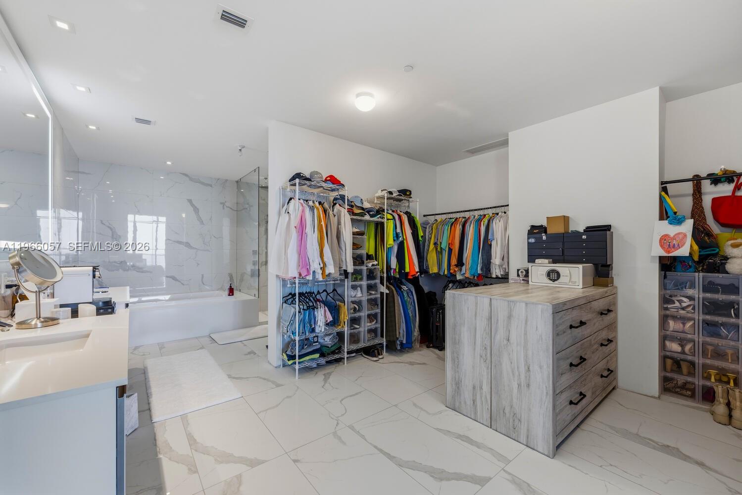 PRIVE CONDO - Residential