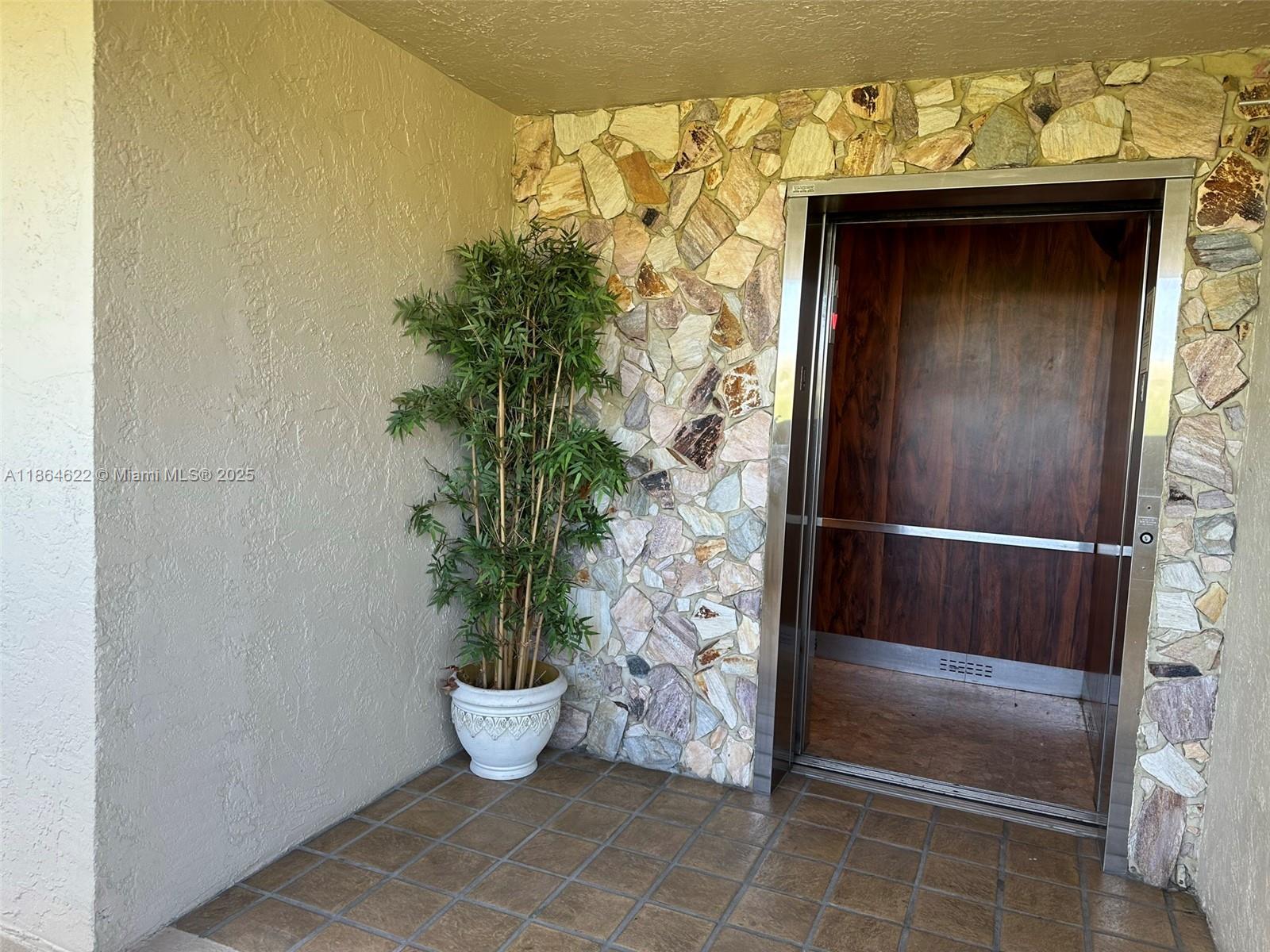 TRADEWINDS / TOWNSHIP[ - Residential Lease
