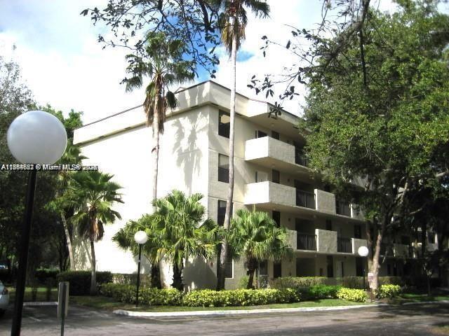 BEAUTIFUL! UPDATED. SPACIOUS 2BR/2BA CORNER UNIT ON 4th FLOOR (close to Elevator), FLOOR ALL TILED, VERY LARGE LIVING AREA W/FORMAL DINING AREA. BIG EAT-IN KITCHEN W/GRANITE COUNTER & REDONE CABINETS. LARGE LAUNDRY ROOM IN UNIT W/FULL WASHER/DRYER & NICE SIZE CLOSET. COMMUNITY POOL & GREAT AMENITIES IN CLUBHOUSE (including indoor pool). GREAT LOCATION, CLOSE TO HI-WAYS.