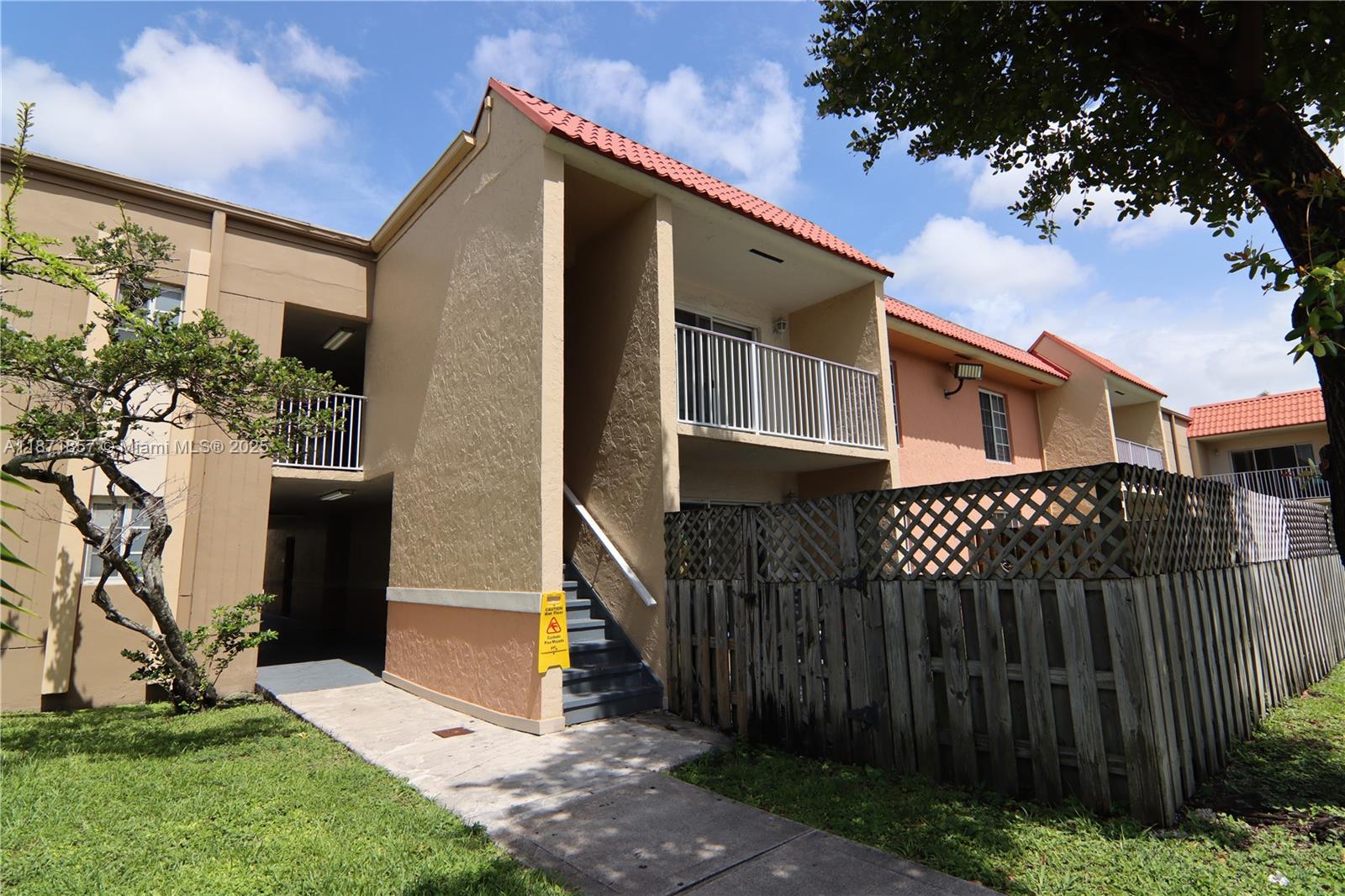 NICE UNIT AT DORAL GARDEN. WELL MAINTAINED, SPACIOUS AND CLEAR, LAMINATE AND CERAMIC FLOORS, ONE ASSIGNED PARKING SPOT. ENJOY THE AMENITIES AND EXCELLENT LOCATION.
