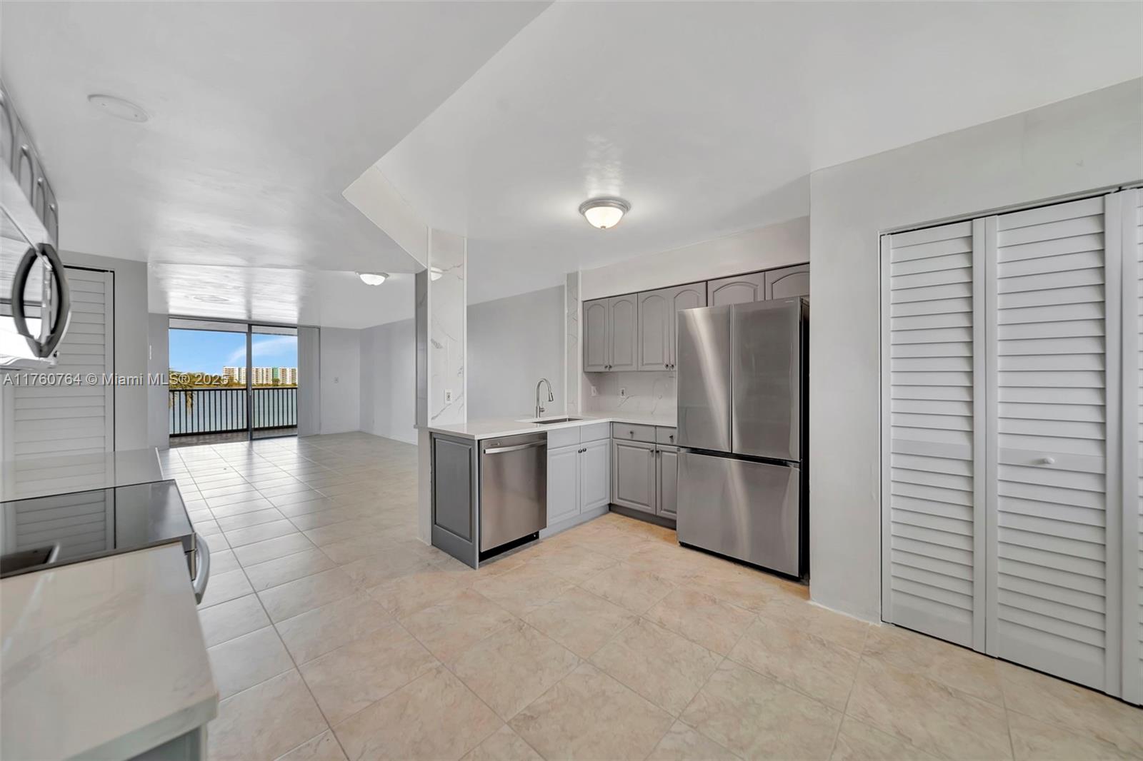 LAKE EMERALD CONDOMINIUM - Residential