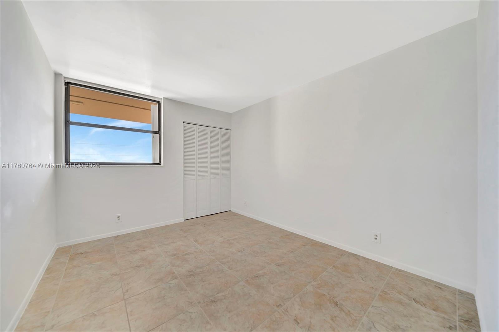 LAKE EMERALD CONDOMINIUM - Residential