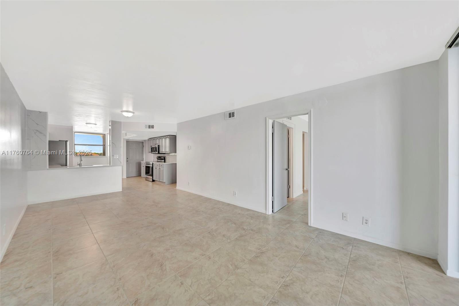LAKE EMERALD CONDOMINIUM - Residential