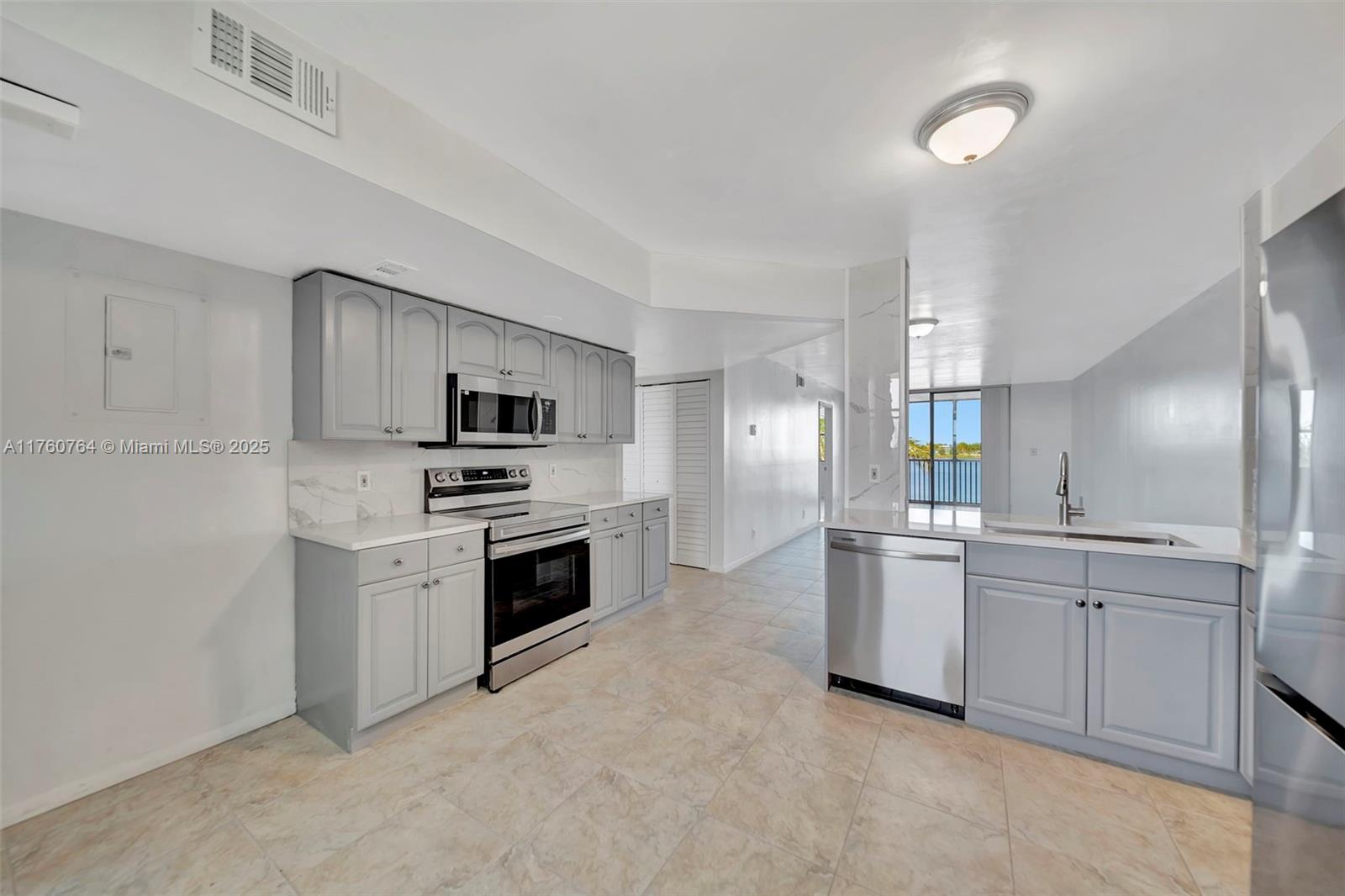 LAKE EMERALD CONDOMINIUM - Residential