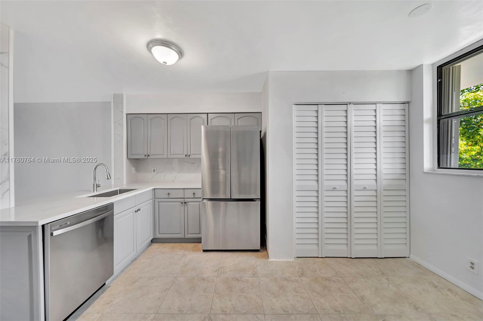 LAKE EMERALD CONDOMINIUM - Residential