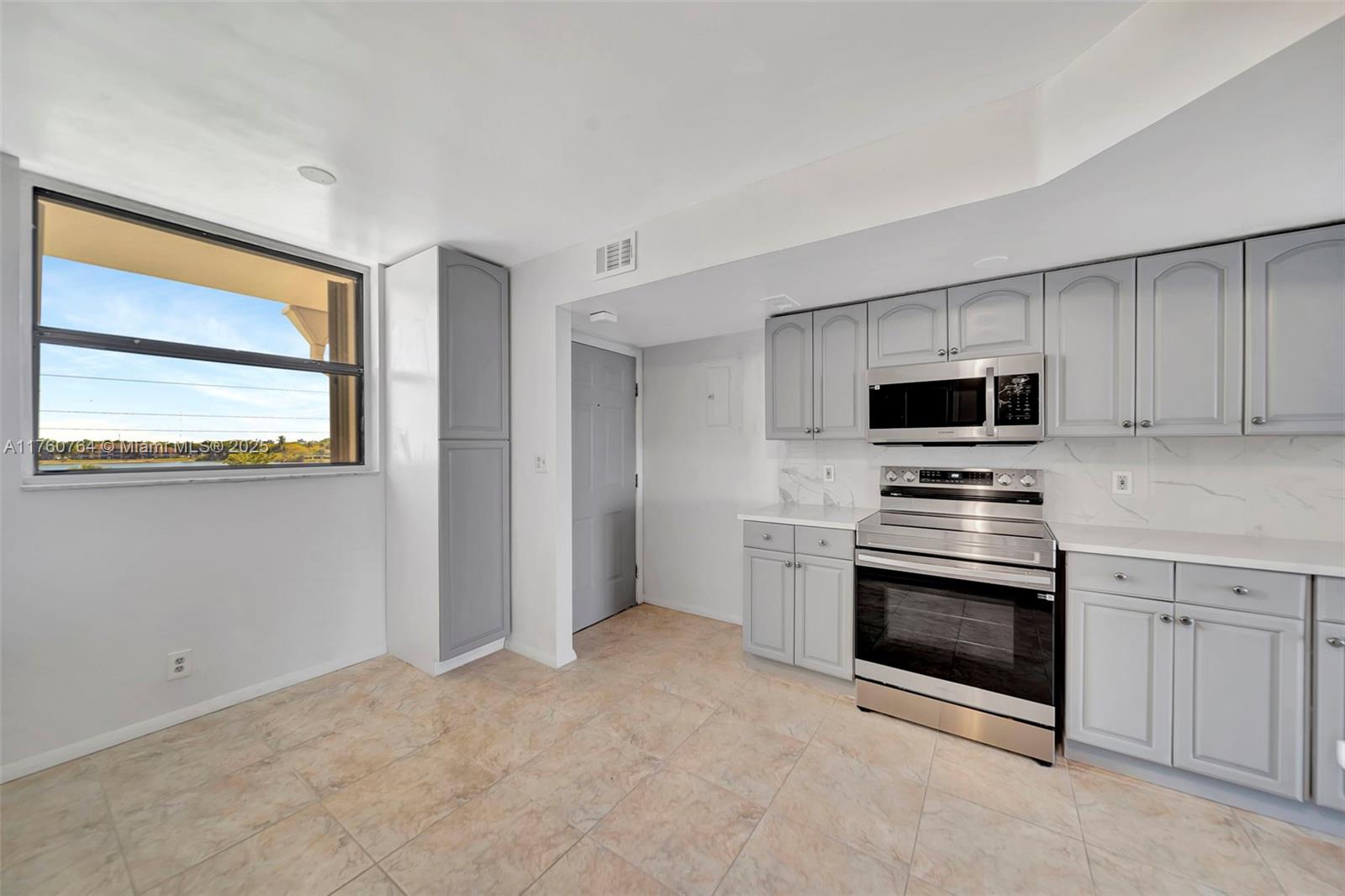 LAKE EMERALD CONDOMINIUM - Residential