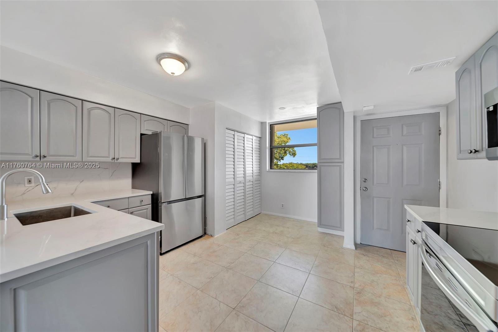 LAKE EMERALD CONDOMINIUM - Residential