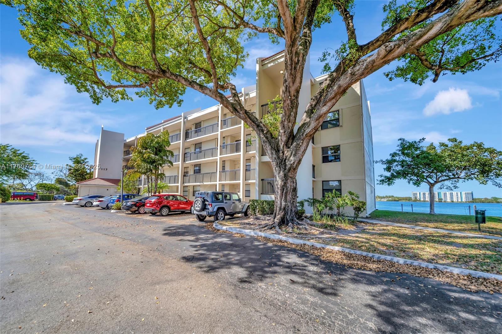 LAKE EMERALD CONDOMINIUM - Residential