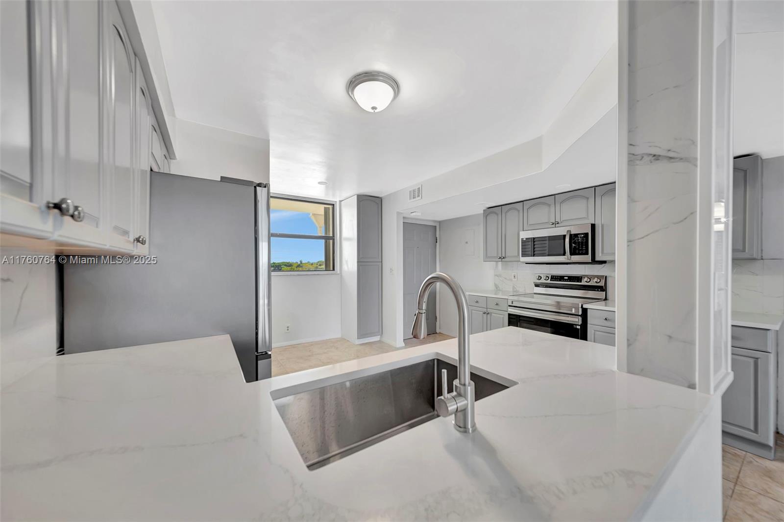 LAKE EMERALD CONDOMINIUM - Residential