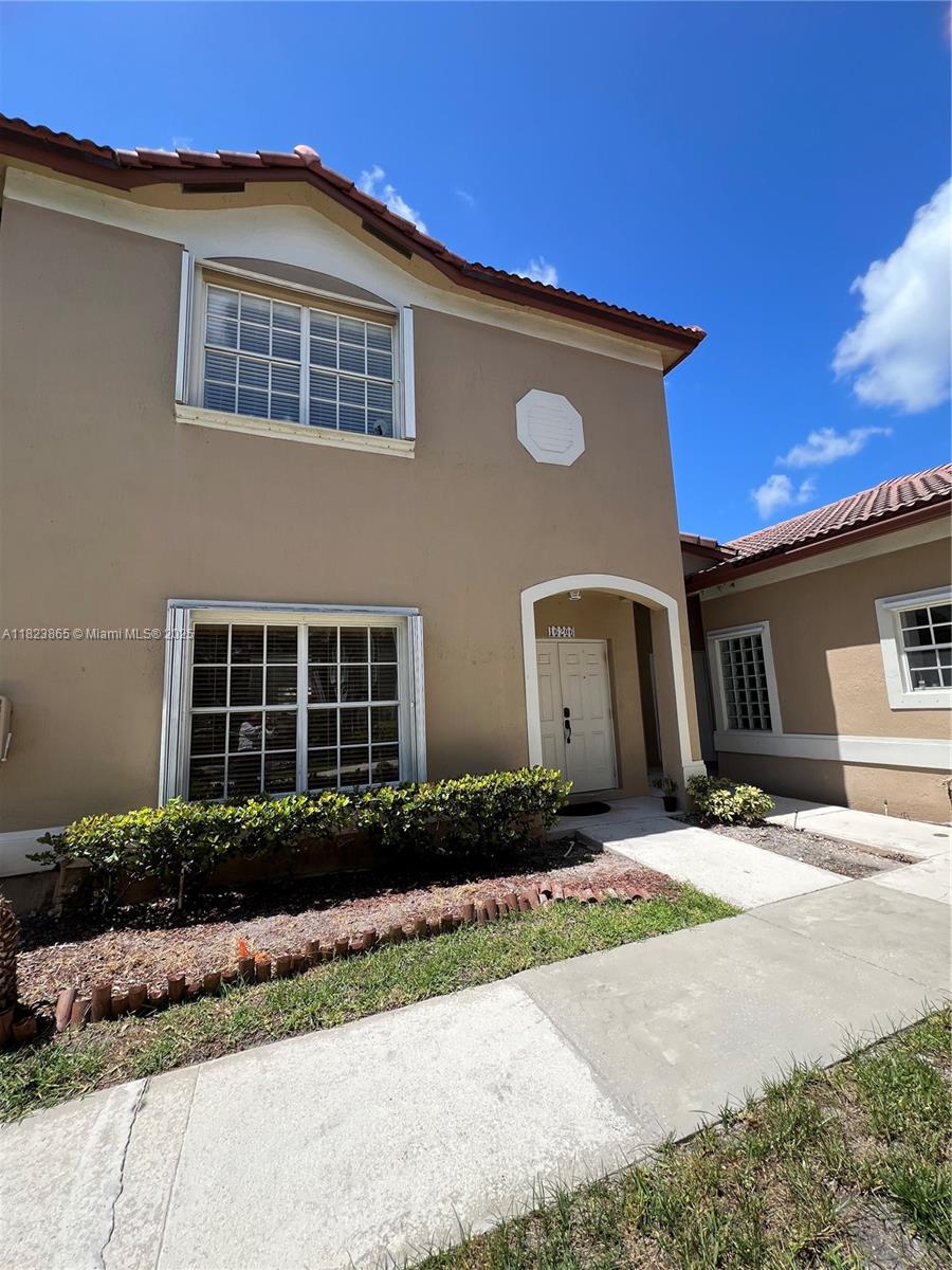 Rental Property at 16206 Emerald Cove Rd, Weston, Broward County, Florida - Bedrooms: 3 
Bathrooms: 3  - $3,600 MO.