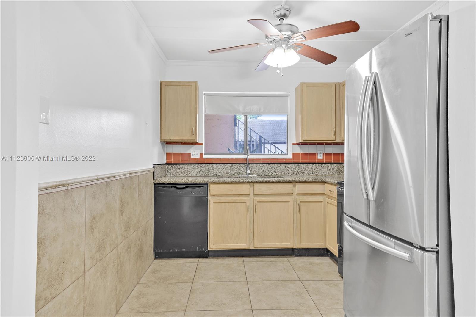 Spacious 2 beds / 2 baths condo in the Village Townhouse Jacaranda community. Freshly painted unit with easy access, two assigned parking spots with fews steps from the front door. Property has double exit from both bedrooms to balcony, Centrally located, community offers amenities such as pool, tennis court and recreation area.