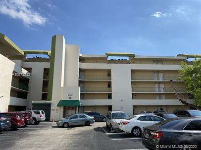 Nice 2/1.5 in San Marcos in Miami. All tile floors, updated kitchen and bathrooms.HOA approval is mandatory but easy process. Tenant is responsable for utilities.
