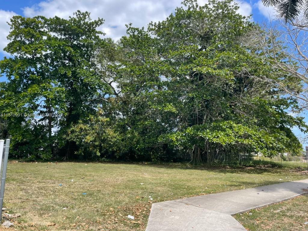 INVESTORS and/or DEVELOPERS.
Vacant lot in a rapidly growing Miami-Dade neighborhood with immense development potential. 9,500 SF zoned and pre-approved for up to 42 units and a 12 story mid-rise building. Ideal opportunity for a high-density residential or mixed-use projects in one South Florida's most in demand corridors.
The area is just starting to take off, there are a few ongoing developments and infrastructure upgrades, this site offers strong upside in a market with rising demand.
Lots neighboring this one are also for sale, new owner can put together an assemblage for a much bigger project.
LITC can be used in this area for tax advantages. This is a great chance to capitalized on Miami's booming growth.