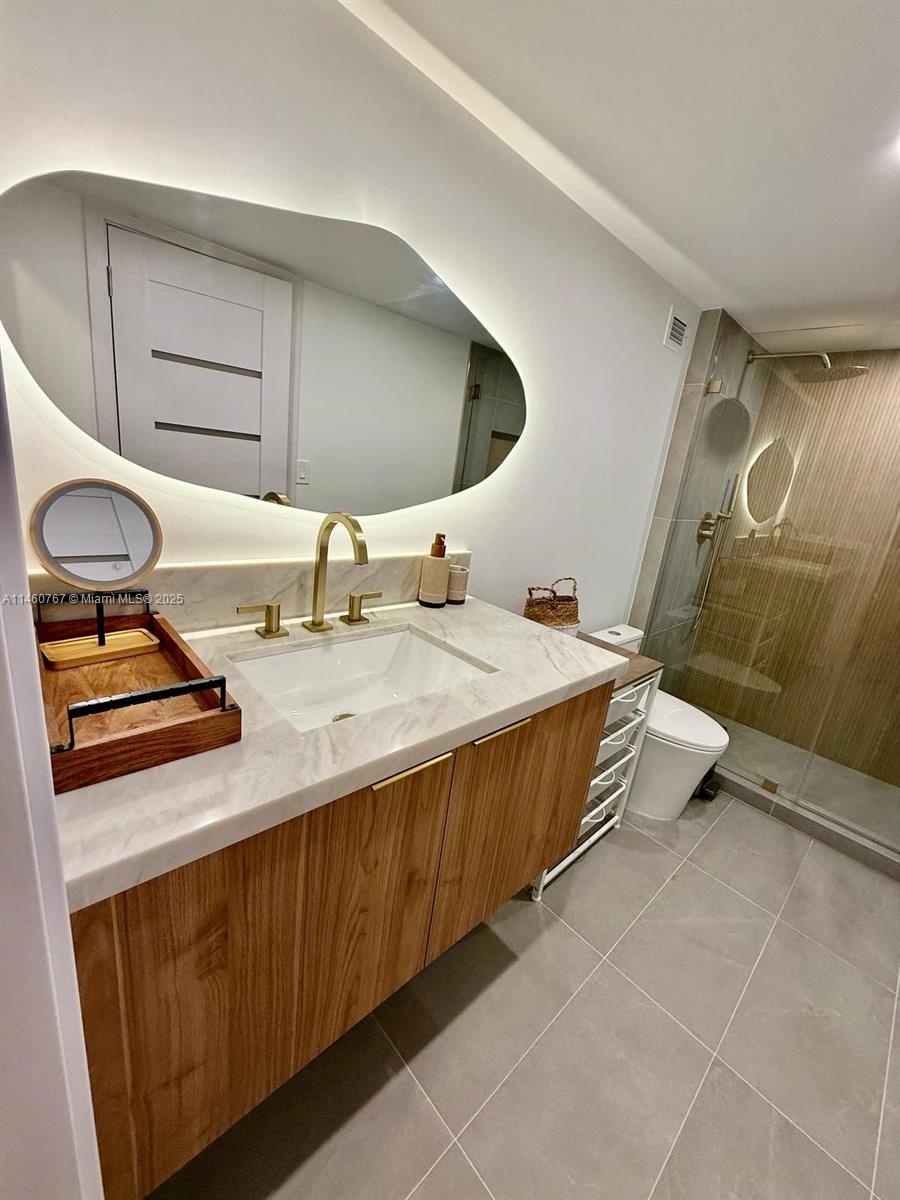 2301 Collins Ave 1121