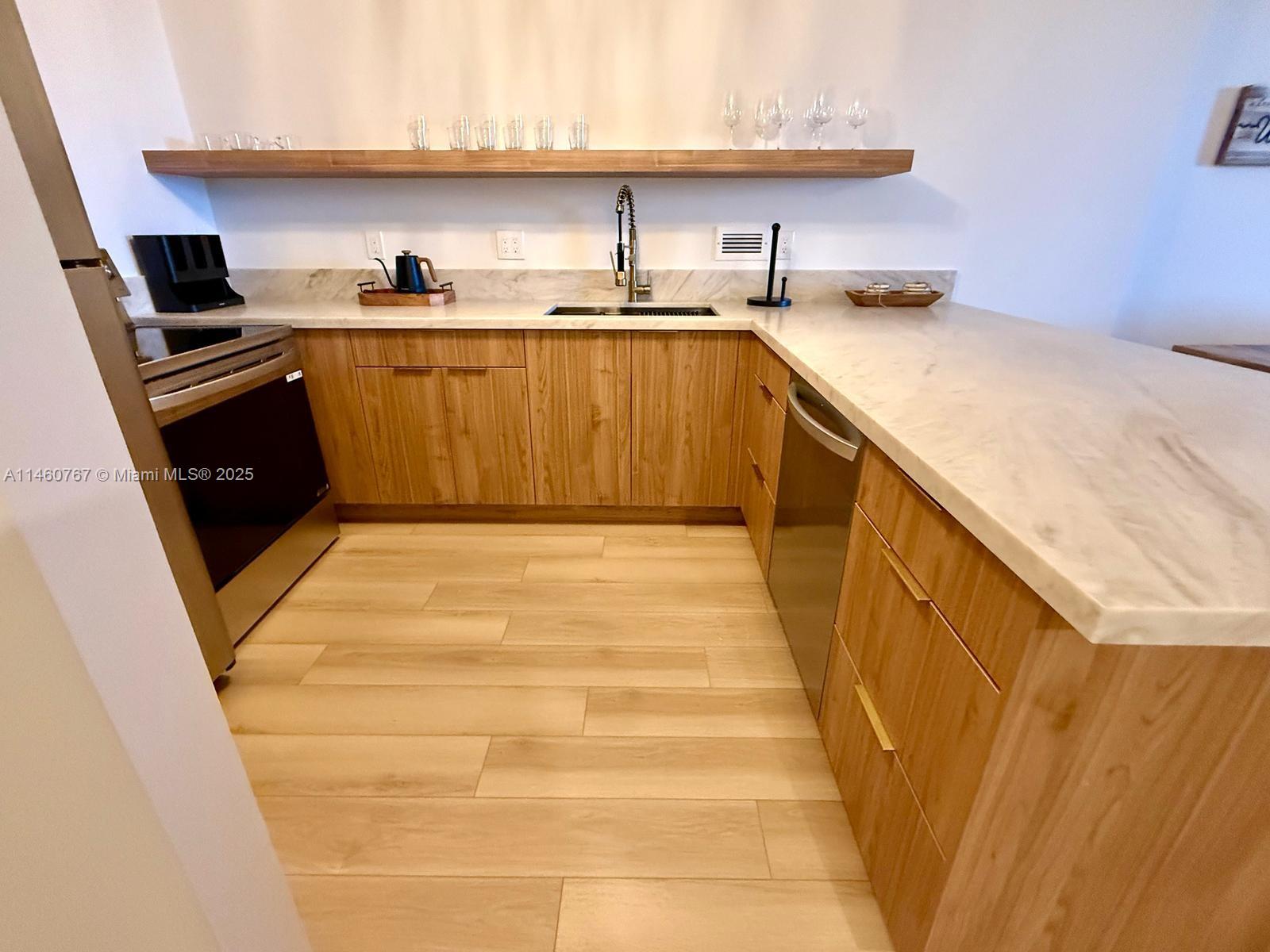 2301 Collins Ave 1121