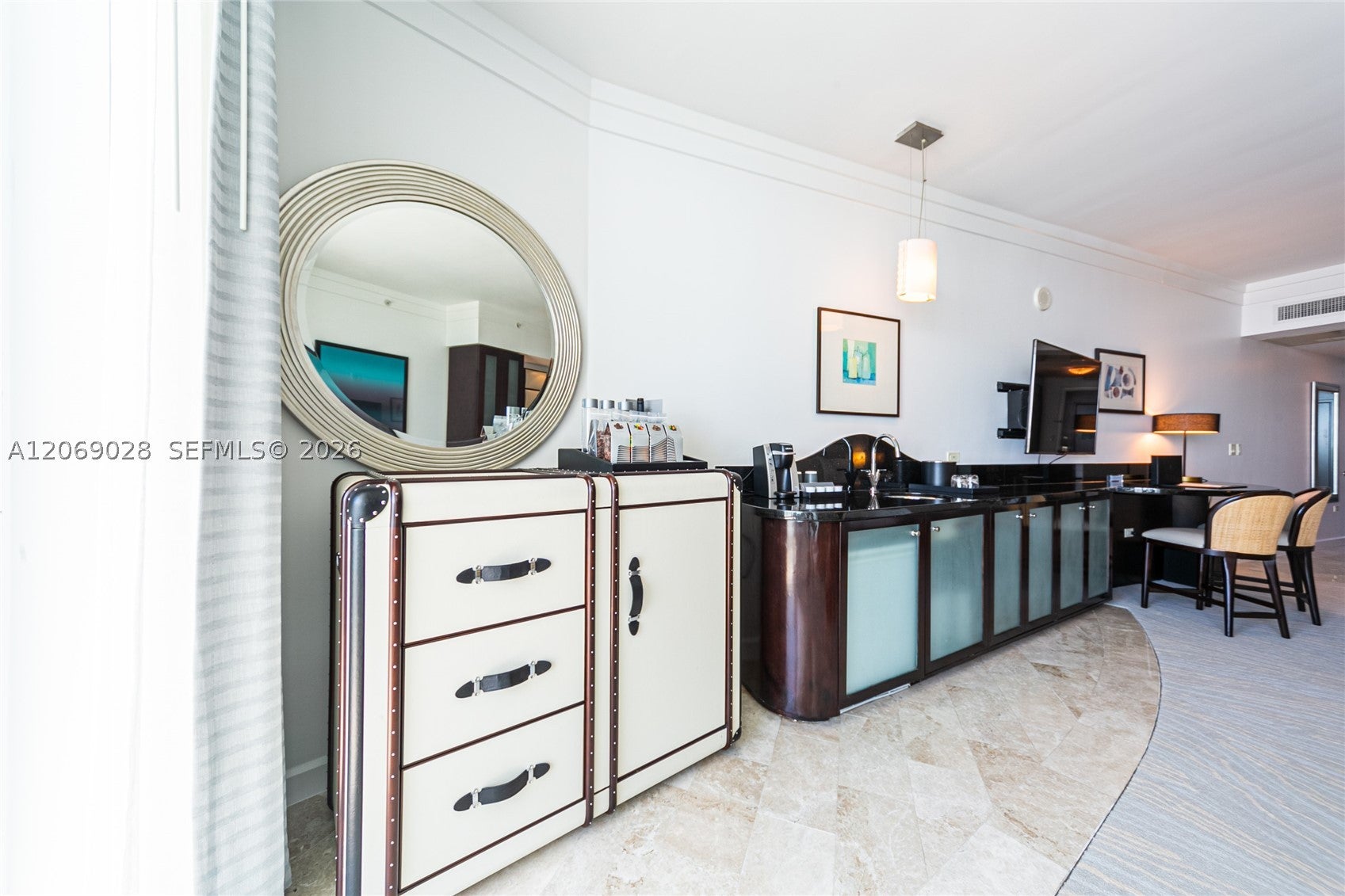 4391 Collins Ave 1015