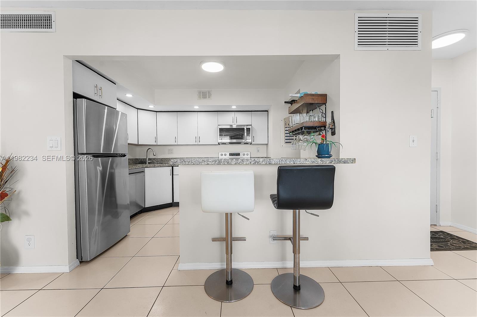 BAYVIEW TOWERS CONDO SOUT - Residential