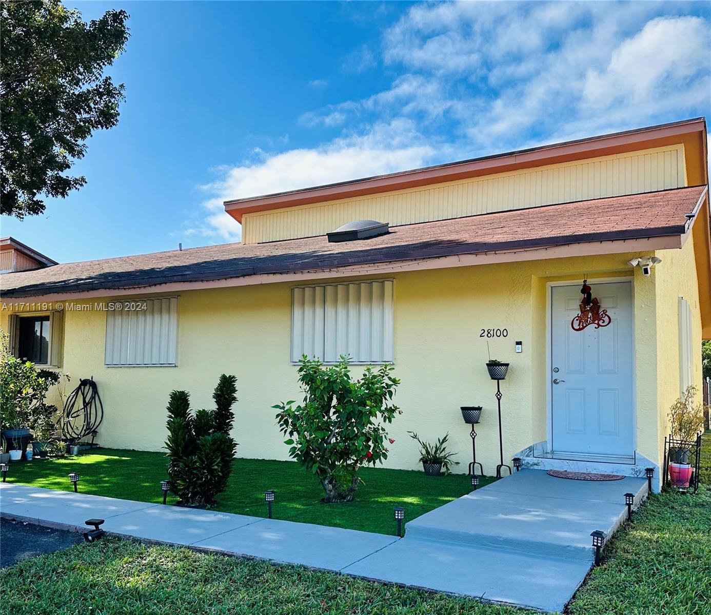 Cozy corner unit for sale in Homestead. Perfect for an investor or end user. Security Guard in the community. Low association!