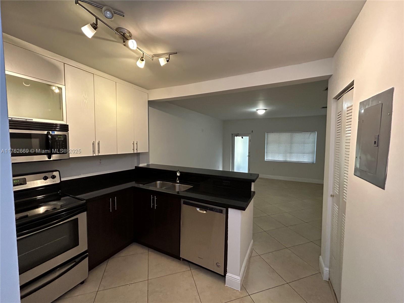 Rental Property at 1034 Lenox Ave 2, Miami Beach, Miami-Dade County, Florida - Bedrooms: 1 
Bathrooms: 1  - $2,195 MO.