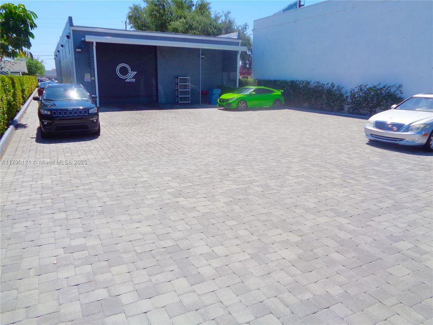 FOR LEASE: Back portion of freestanding flex/showroom/retail space in Pompano Beach. This spacious location has large open space and plenty of parking. Roll up doors measure 12’W x 13’ H. Zoning is B-3 (General Business) which allows for an array of businesses. Contact today for more information!