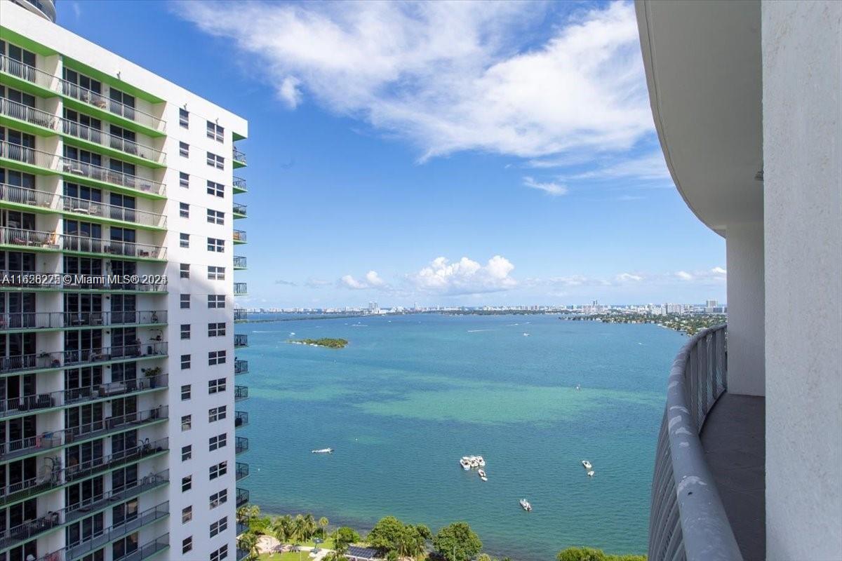 Waterfront views studio. Fully equipped kitchen and spacious living area. Steps away from Design District, Wynwood, restaurants, bars, etc. Enjoy easy access to tennis court, recreational areas and nearby beaches