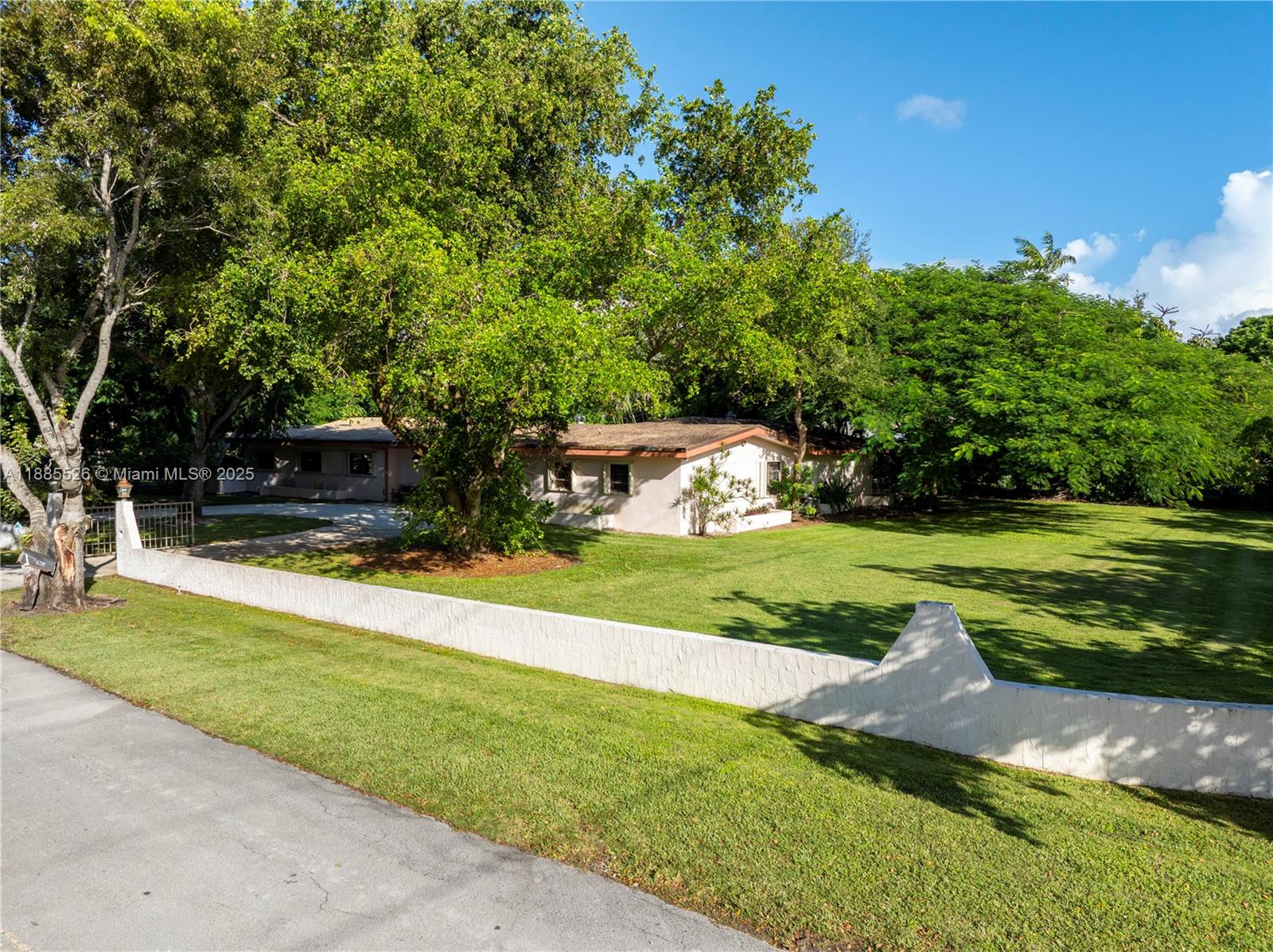 6201 SW 114th St, Pinecrest, FL, 33156/$2,995,000 4 6201 SW 114th St