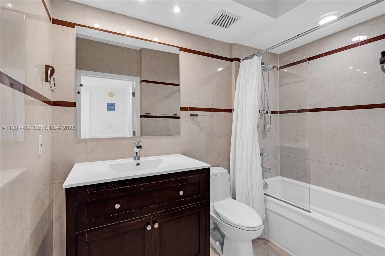 THE COSMOPOLITAN RESIDENC - Residential Lease