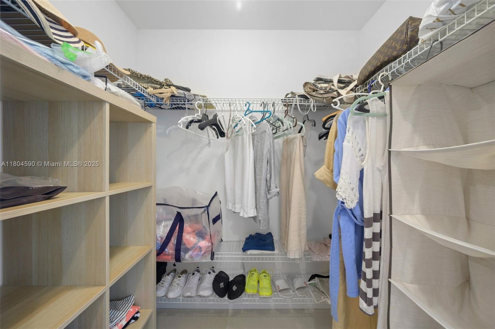 SAYAN CONDO - Residential