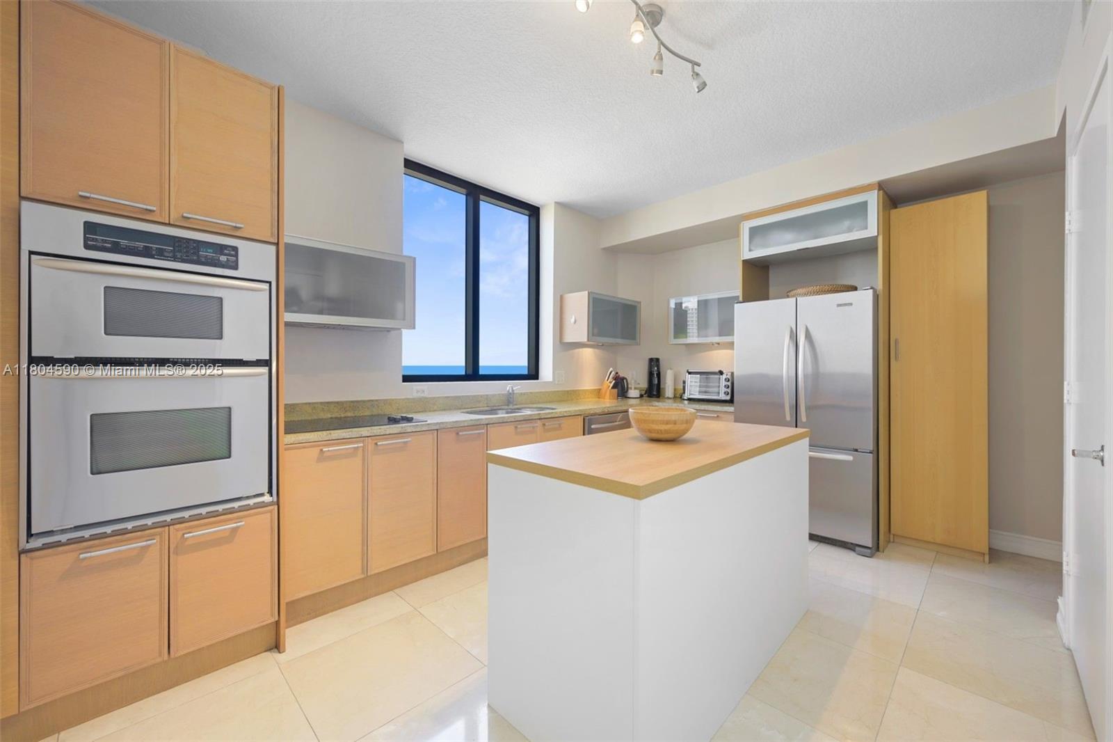 SAYAN CONDO - Residential