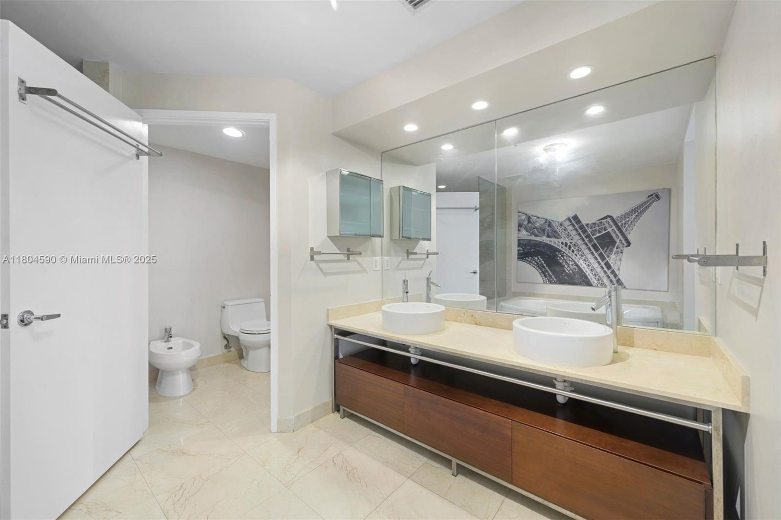 SAYAN CONDO - Residential