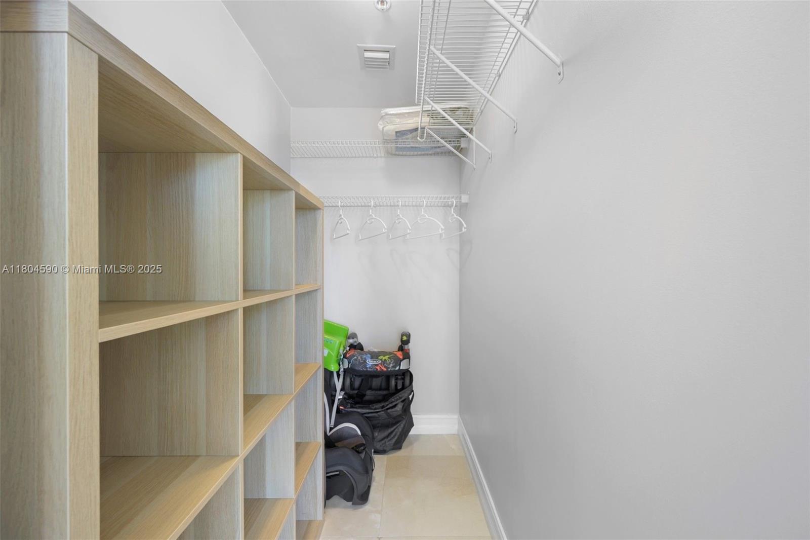 SAYAN CONDO - Residential