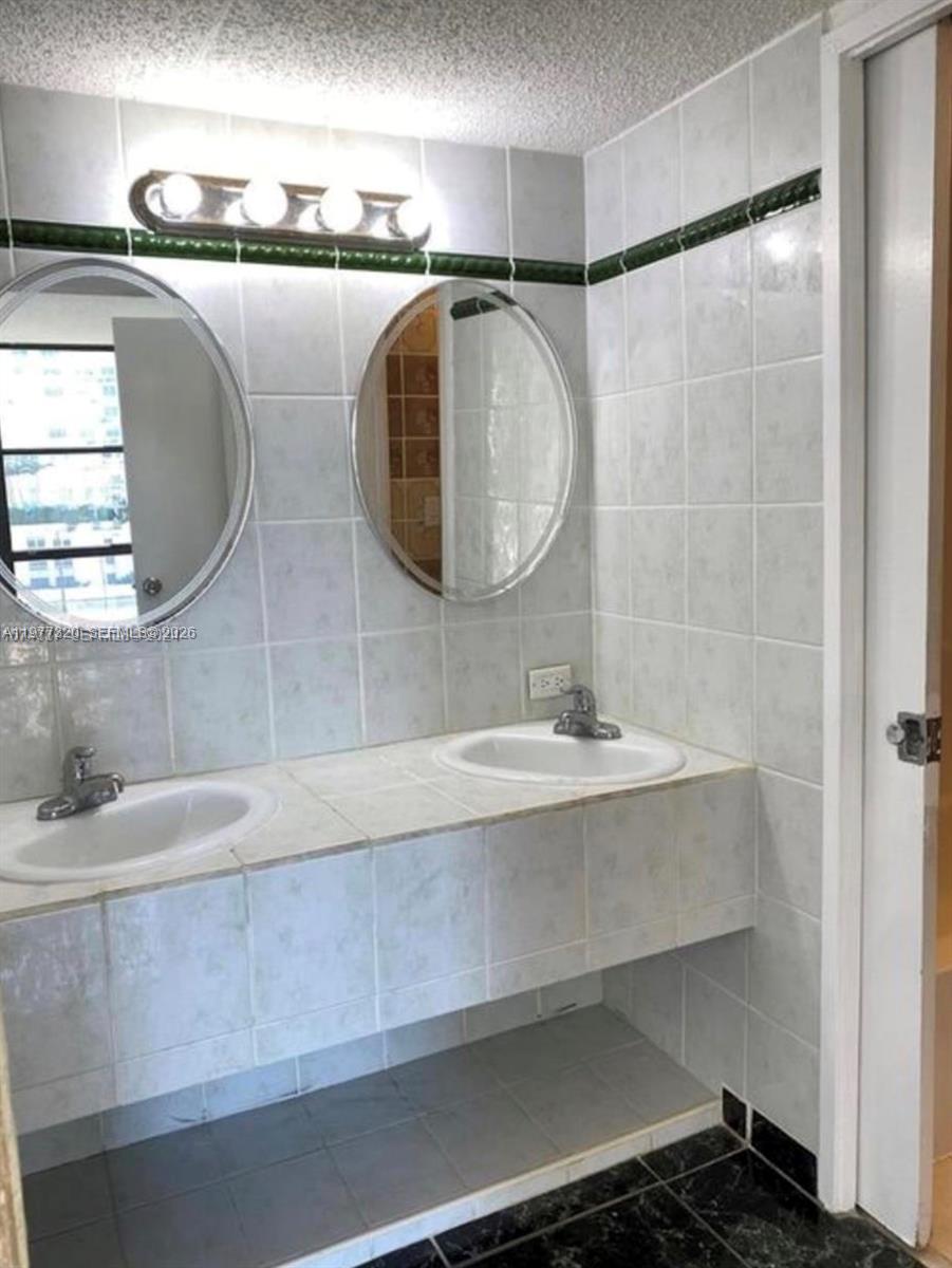 PLAZA OF AMERICAS CONDO P - Residential Lease