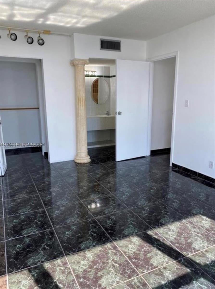 PLAZA OF AMERICAS CONDO P - Residential Lease