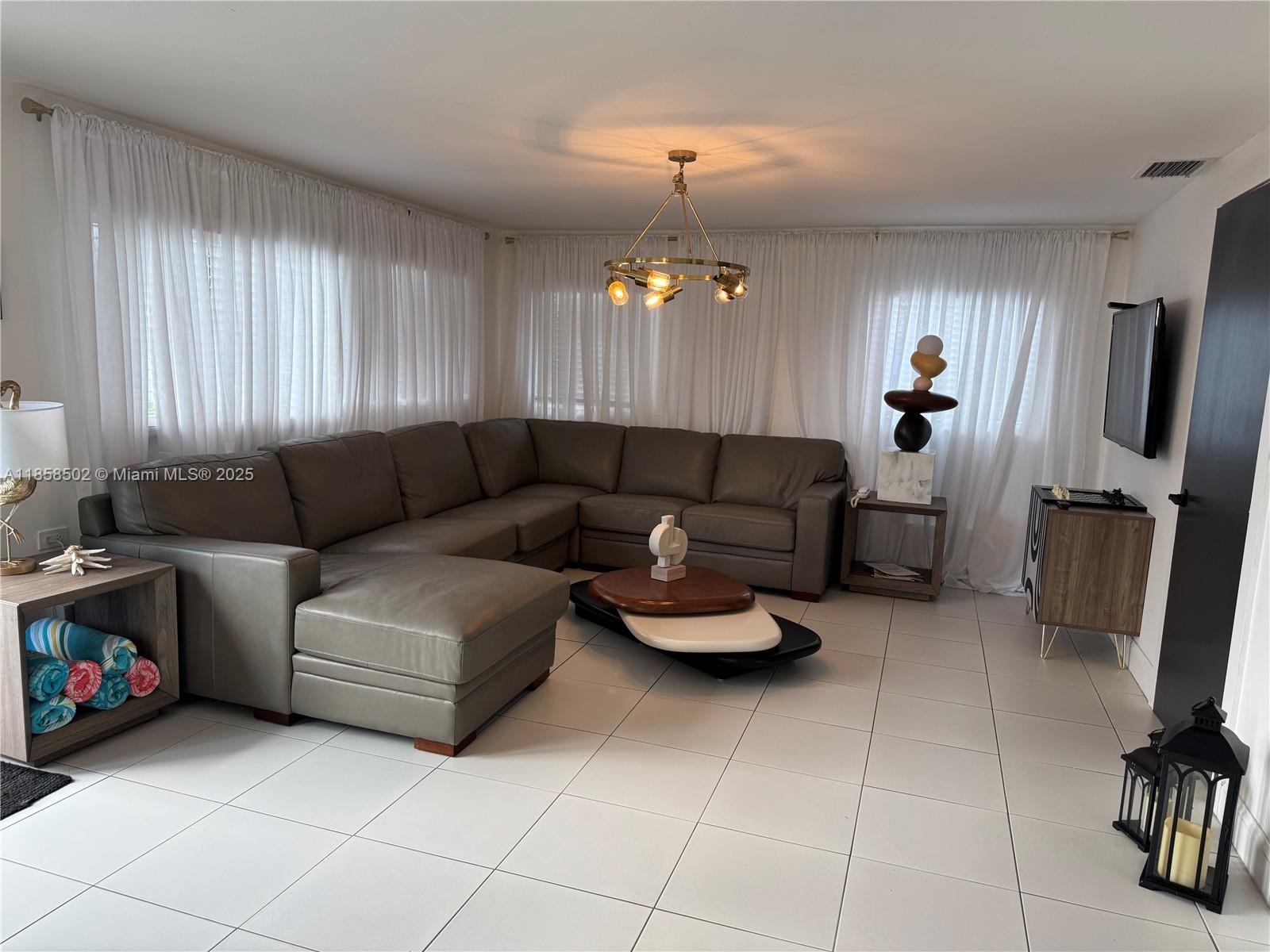 VENICE - Residential Lease