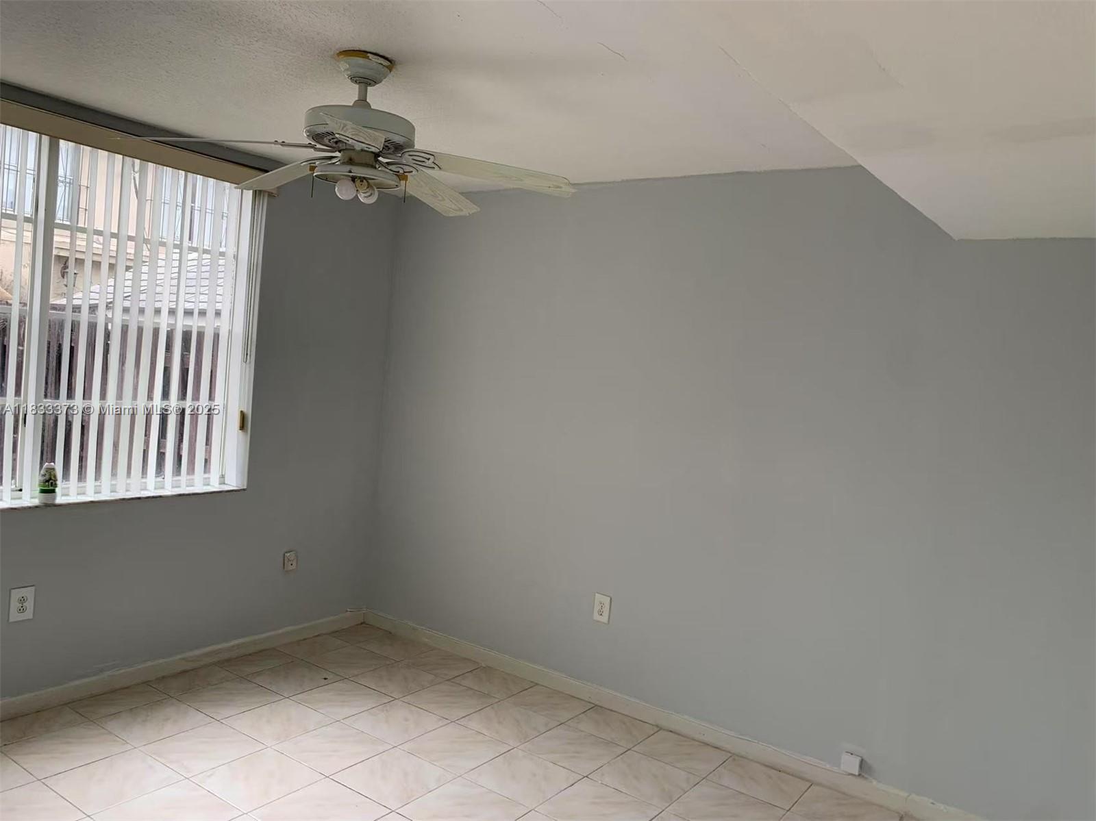 1062 W 42nd Pl Studio