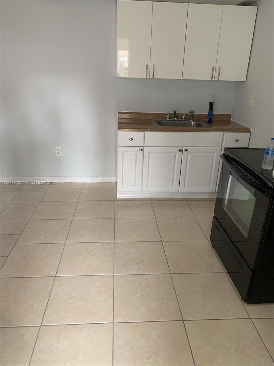 1062 W 42nd Pl Studio