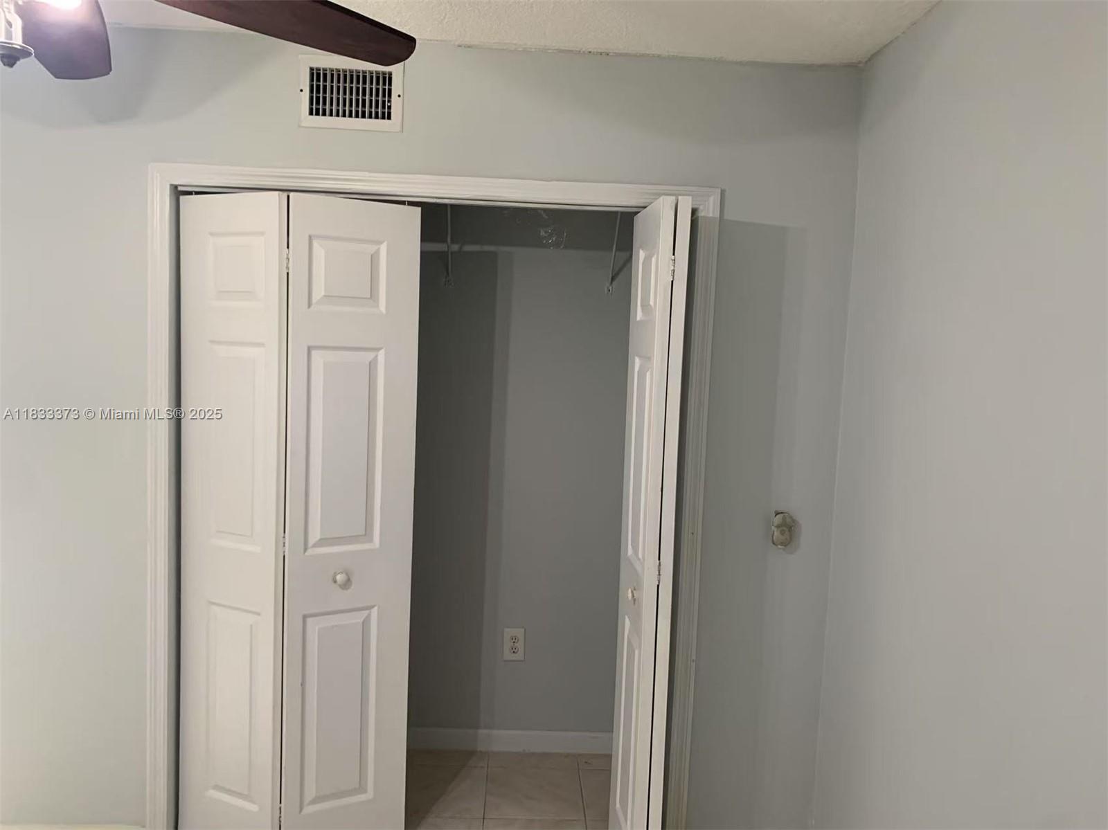 1062 W 42nd Pl Studio