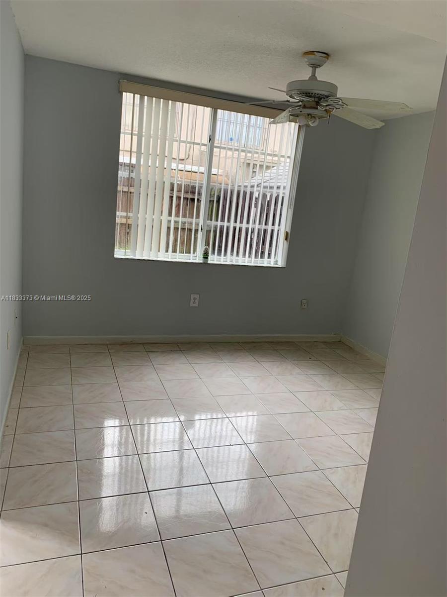 1062 W 42nd Pl Studio